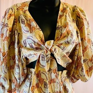 URBAN OUTFITTERS SHORT SET. TOP IS A L  SHORTS S